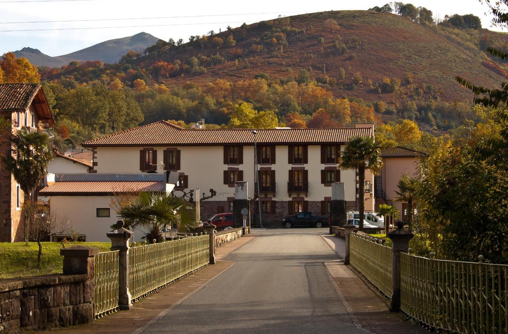 Hotel Urgain Oronoz-Mugaire Exteriör bild